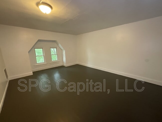 Building Photo - 219 E Cottage Pl