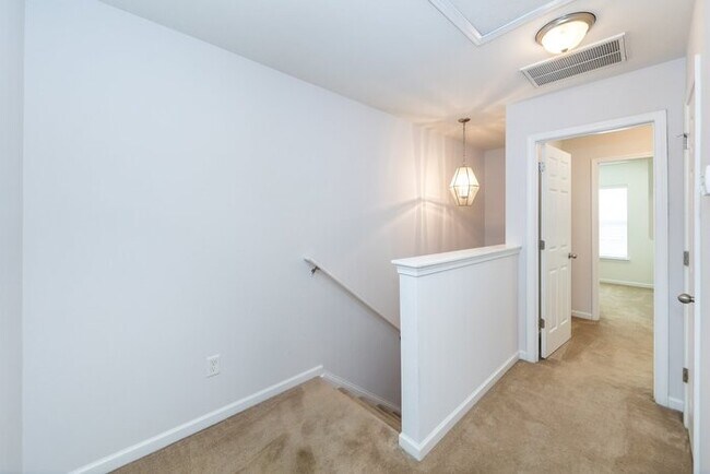 Building Photo - Beautiful 3BD/2.5BA Townhome in the Lions ...