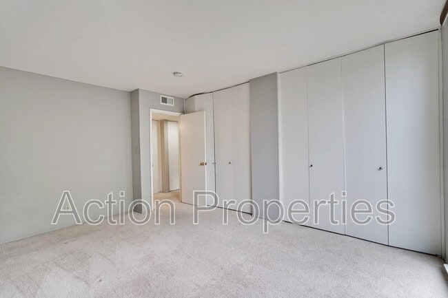 Building Photo - 181 Del Medio Ave