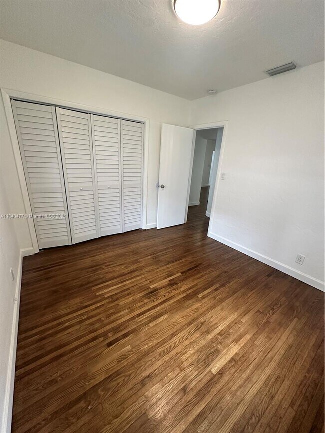 Building Photo - 711 SW 39th Ave