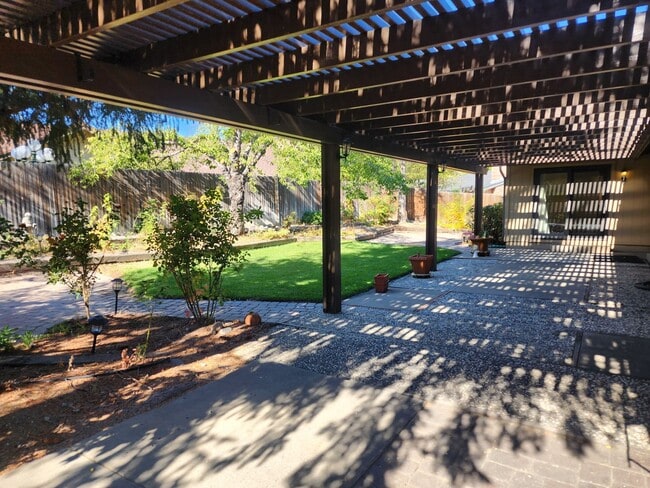 Building Photo - 4 bedroom home off of Mayberry Dr in Reno