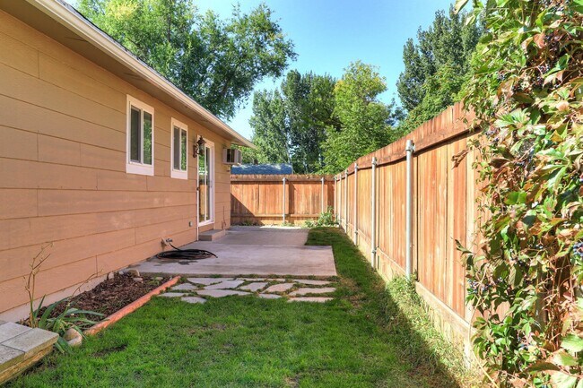 Building Photo - Beautifully Renovated 2 Bed, 1 Bath Townhouse – Available July 1st!