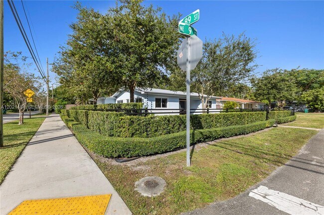 Building Photo - 8910 NE 9th Ct