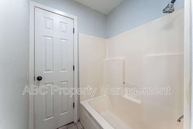 Building Photo - 5803 Samantha St