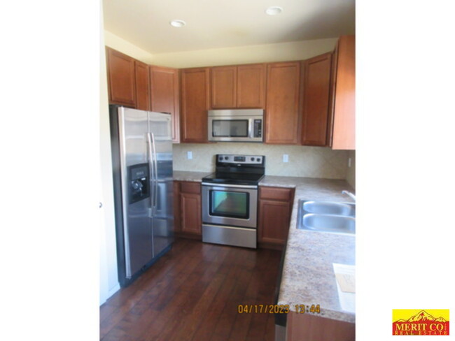 Building Photo - Townhome