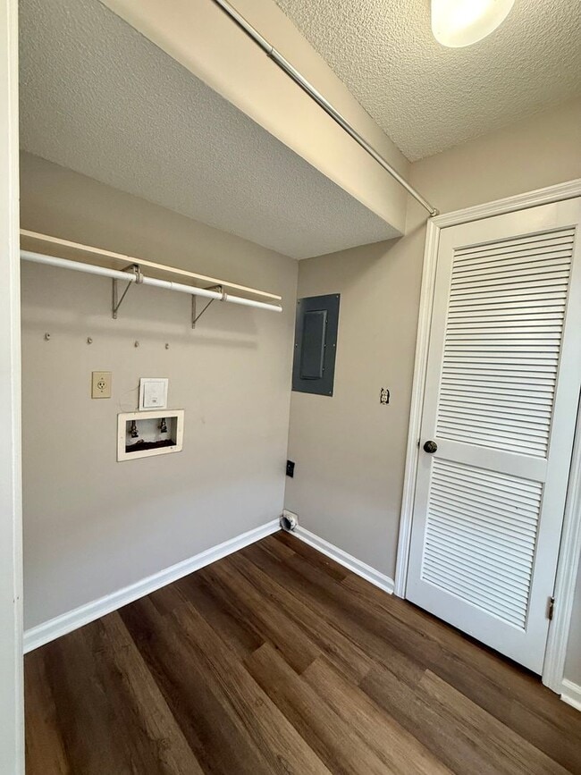 Building Photo - 2 bed / 1.5 bath townhome in Oakwood