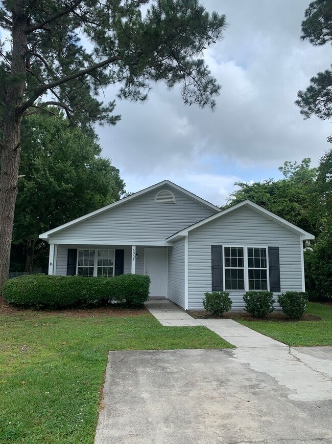 Building Photo - 3 Bedroom 2 Bath on Park Ave. Available