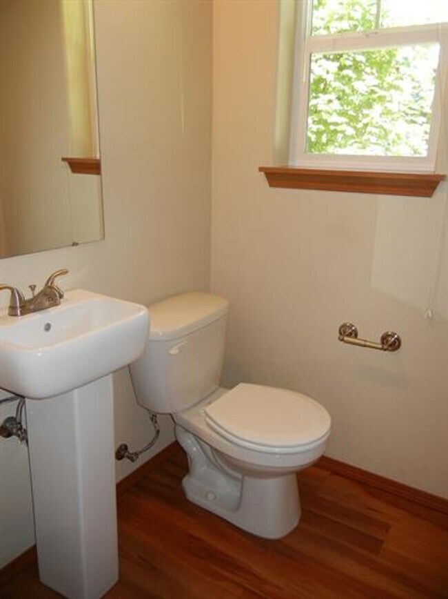 Building Photo - 3 Bedroom 2.5 Bath located in Tumwater