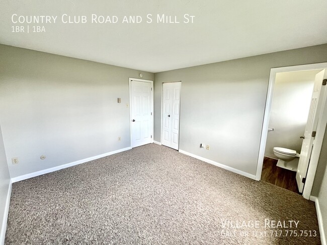 Building Photo - 813 Country Club Rd