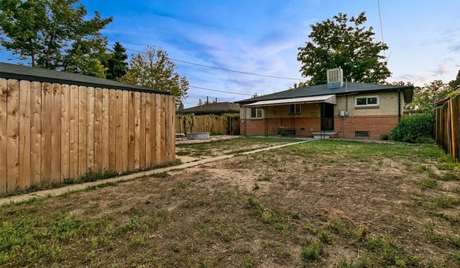 Building Photo - Furnished 3 bedroom 1 bathroom apartment