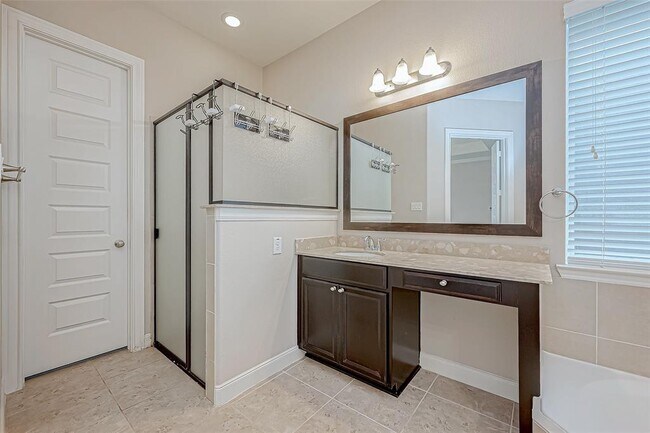 Building Photo - 25719 Oakwood Knoll Dr
