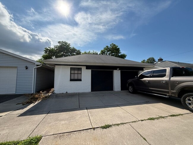Building Photo - 3 bedroom 2 bath in the heart of Niagara F...