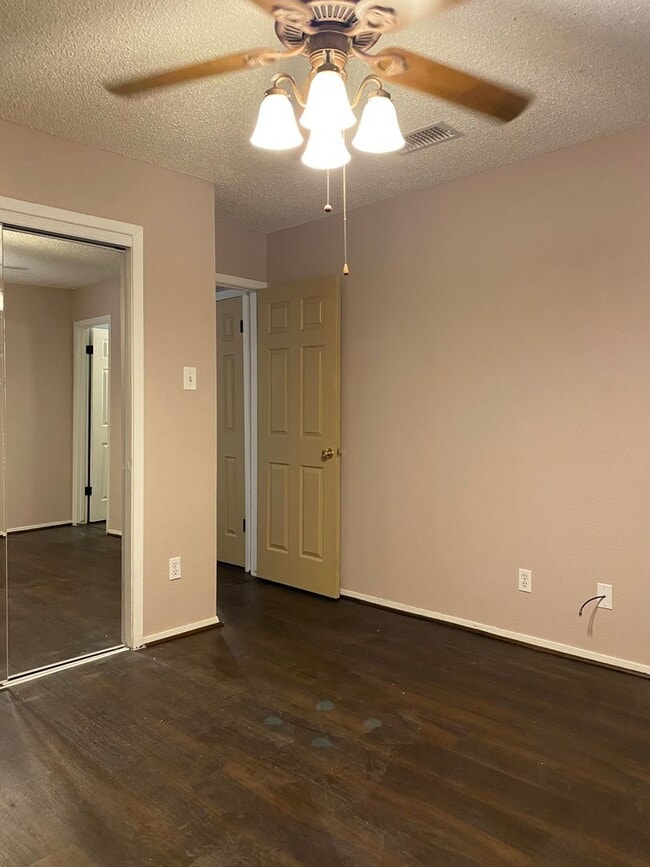 Building Photo - SPACIOUS 3 bedroom 2 bath Townhome COMING SOON!