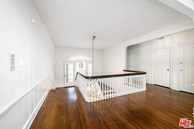 Building Photo - 809 N Bedford Dr