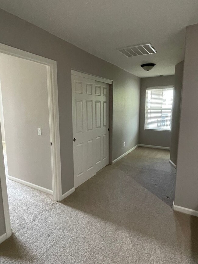 Building Photo - Large Beautiful 4 Bed, 2.5 Bath House!