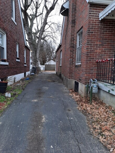 Driveway to ramp in back - 2120 Allston Ave