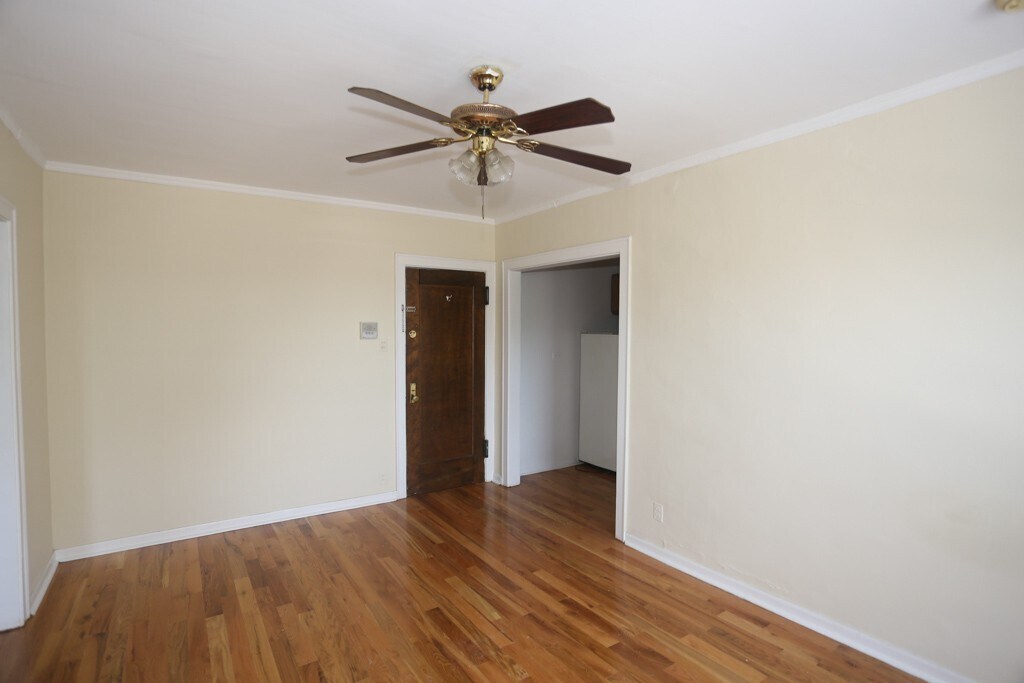 Building Photo - 629 W Belmont Ave