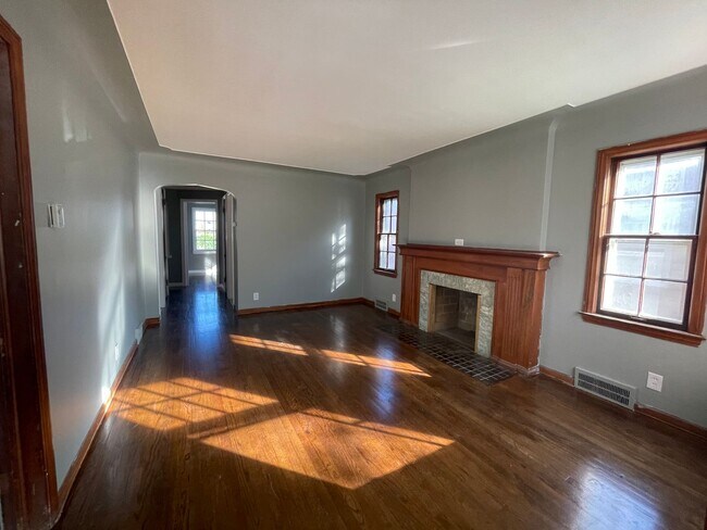 Building Photo - Showing Sat @ Noon!! New floors, paint etc! You'll love this house!!