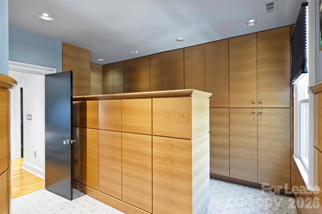 Building Photo - 1124 Dilworth Crescent Row