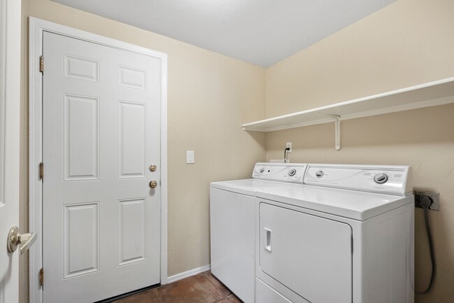 Building Photo - 730 N Northern Vista Pl