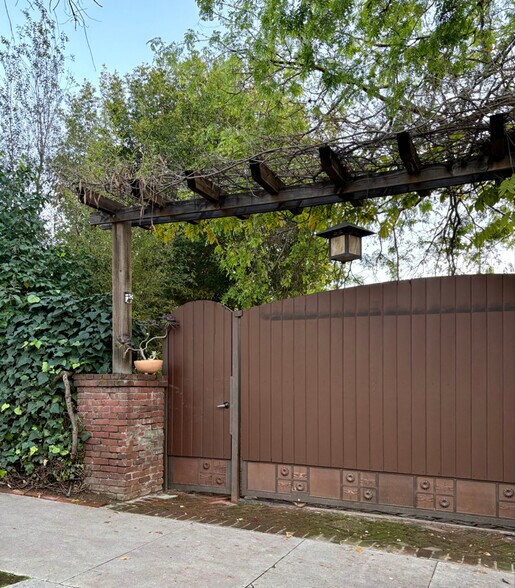 Building Photo - 5273 Mt Royal Dr