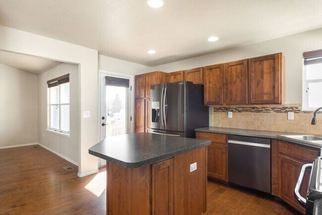Building Photo - ***WINTER SPECIAL $2695.00 a Month *** 5 b...