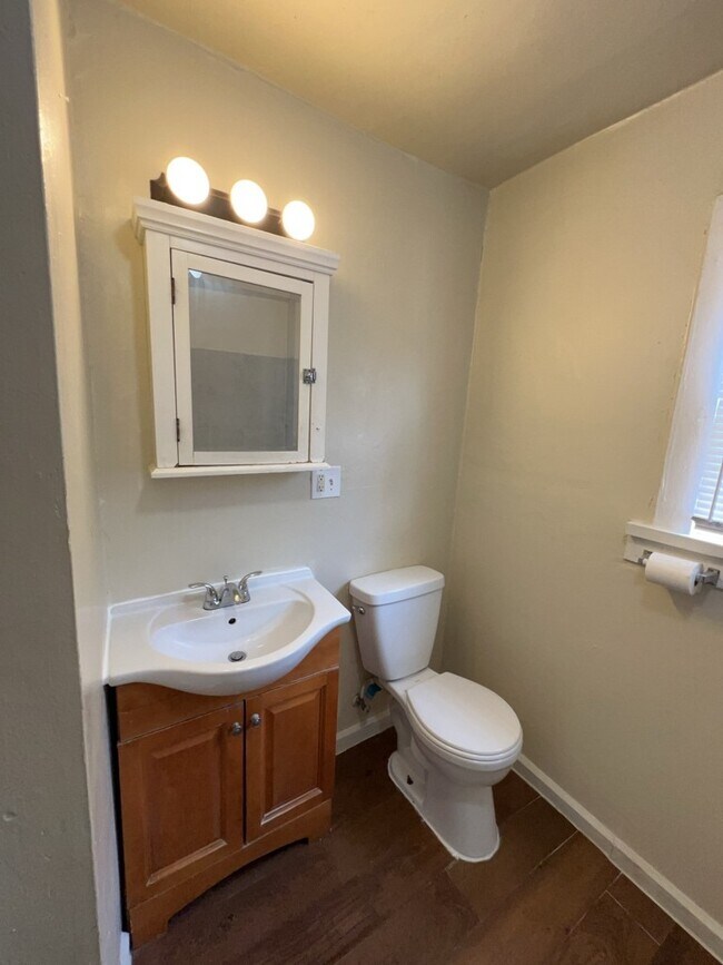 Building Photo - 1552 Lombardy St