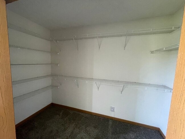 Building Photo - Large 2 Bedroom Condo