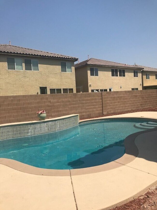 Building Photo - GATED COMMUNITY- FULLY REMODELED!