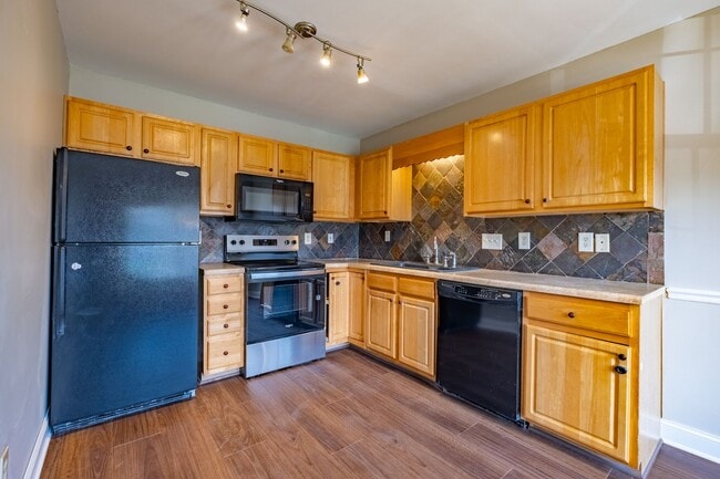 Building Photo - Private 2BR Townhome with Two En-Suite Bathrooms