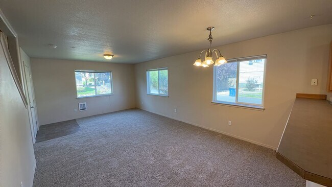 Building Photo - 1398 NE Elk Ct