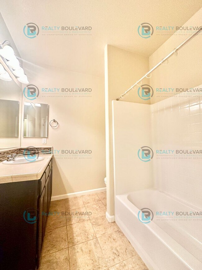 Building Photo - 3 Bedroom 2 Bathroom with Garage covered patio and beautiful yard!