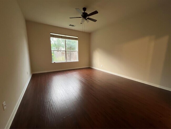 Building Photo - 2321 Clover Ridge Dr
