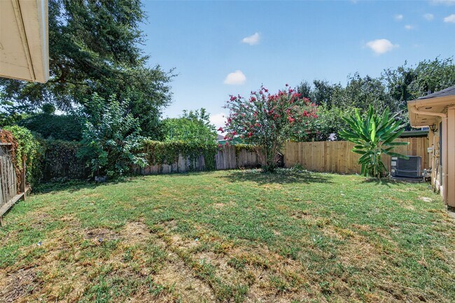 Building Photo - 4632 Greenwood Dr