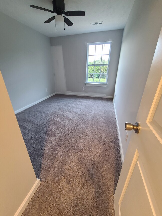 Building Photo - 607 Longfellow Ln