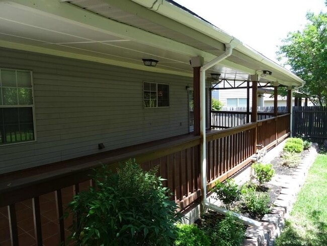 Building Photo - 1702 Matagorda Dr