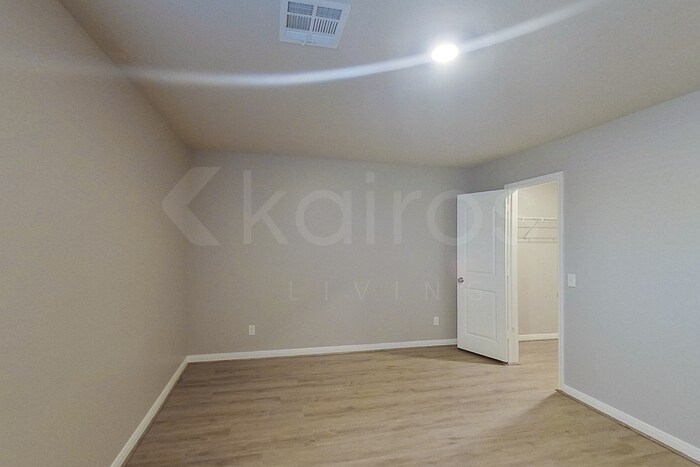 Building Photo - 721 St James Pl