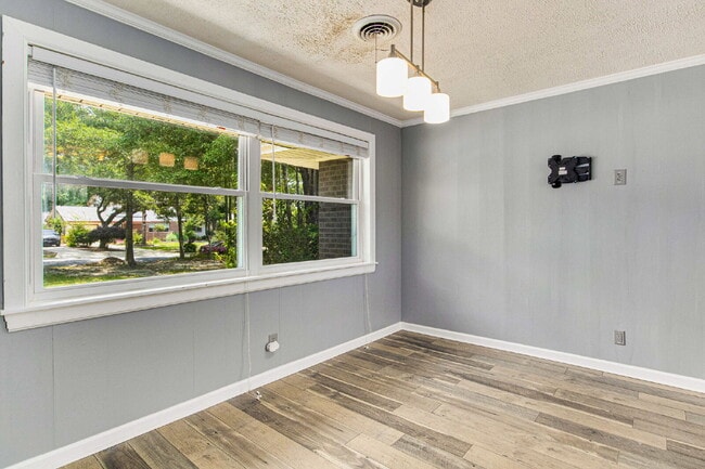 Building Photo - Beautiful East Hill home located in one of...
