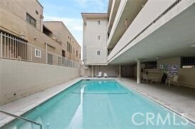 Building Photo - 525 N Sycamore Ave