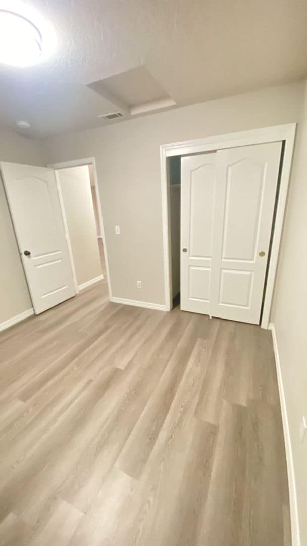 Building Photo - Super Cute Home!