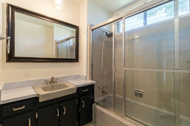 Building Photo - 5652 Fallbrook Ave