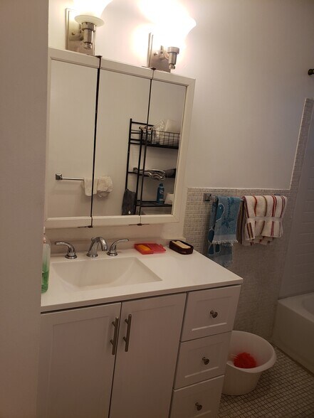 bath - 300 NE 14th Ave