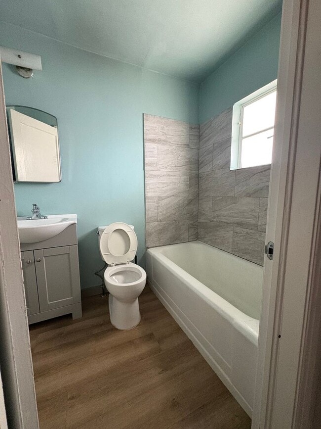 Building Photo - 39-43 W 880 N