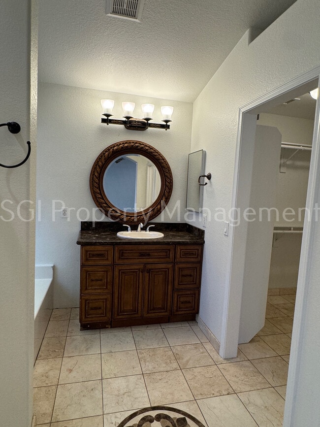 Building Photo - 2602 E Beautiful Ln