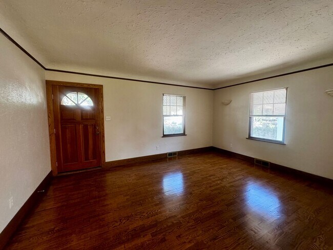 Building Photo - 618 N Foote Ave