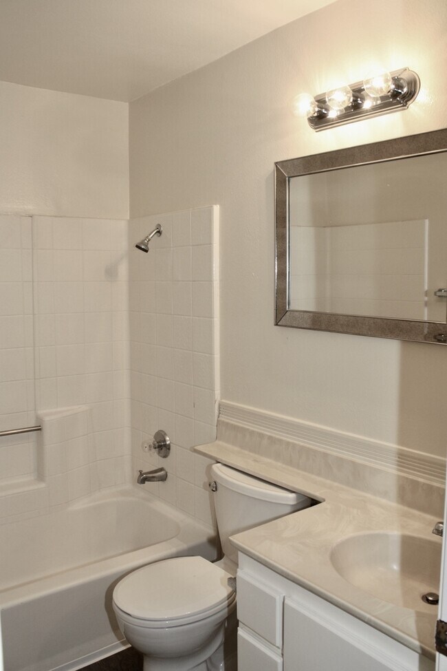 Building Photo - Large 2 Bedroom 2 Bath Condo with 1 Parking Space in Long Beach Coming Soon!