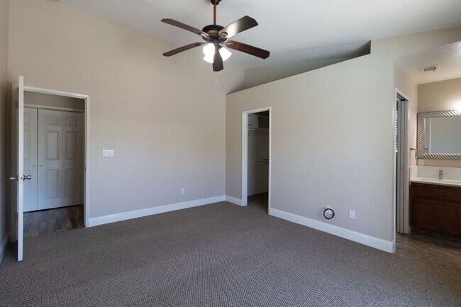 Building Photo - Stunning 3-bedroom, 2-bathroom home with a...