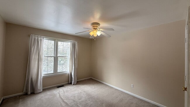 Building Photo - Hampton Oaks Colonial