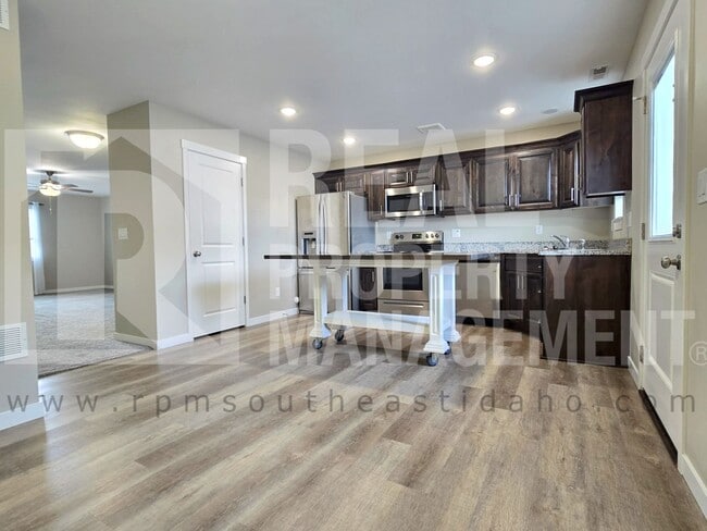 Building Photo - Bright & Clean 3 Bedroom, 2.5 Bathroom Townhome for Rent in Idaho Falls by Real Property Manageme...