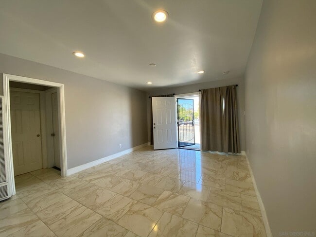 Building Photo - 4384 Clairemont Dr